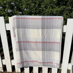 Tommy Hilfiger Faux Cashmere Plush Throw Blanket Plaid Gray Cream Red 50x70 GUC